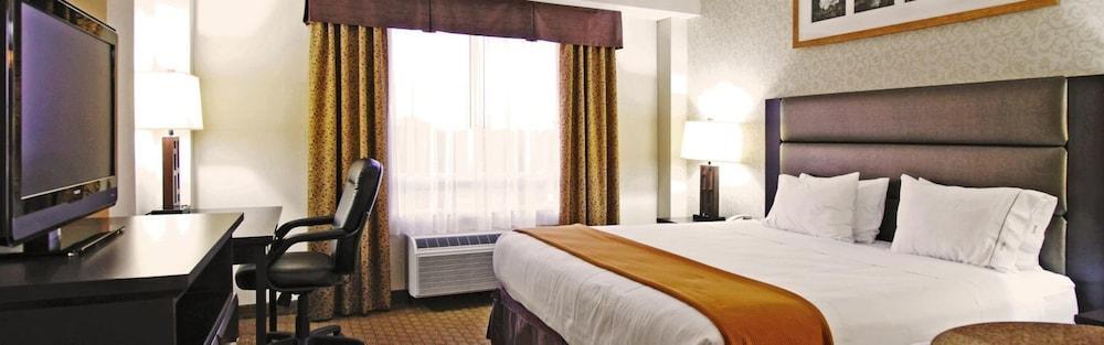 Holiday Inn Express Hotel & Suites Ottawa Airport By Ihg Exterior photo