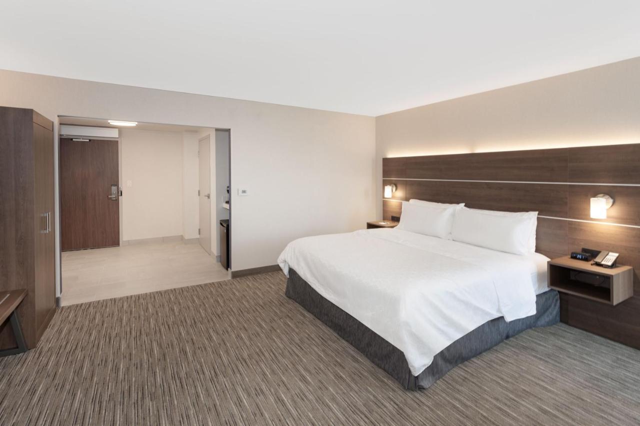Holiday Inn Express Hotel & Suites Ottawa Airport By Ihg Exterior photo