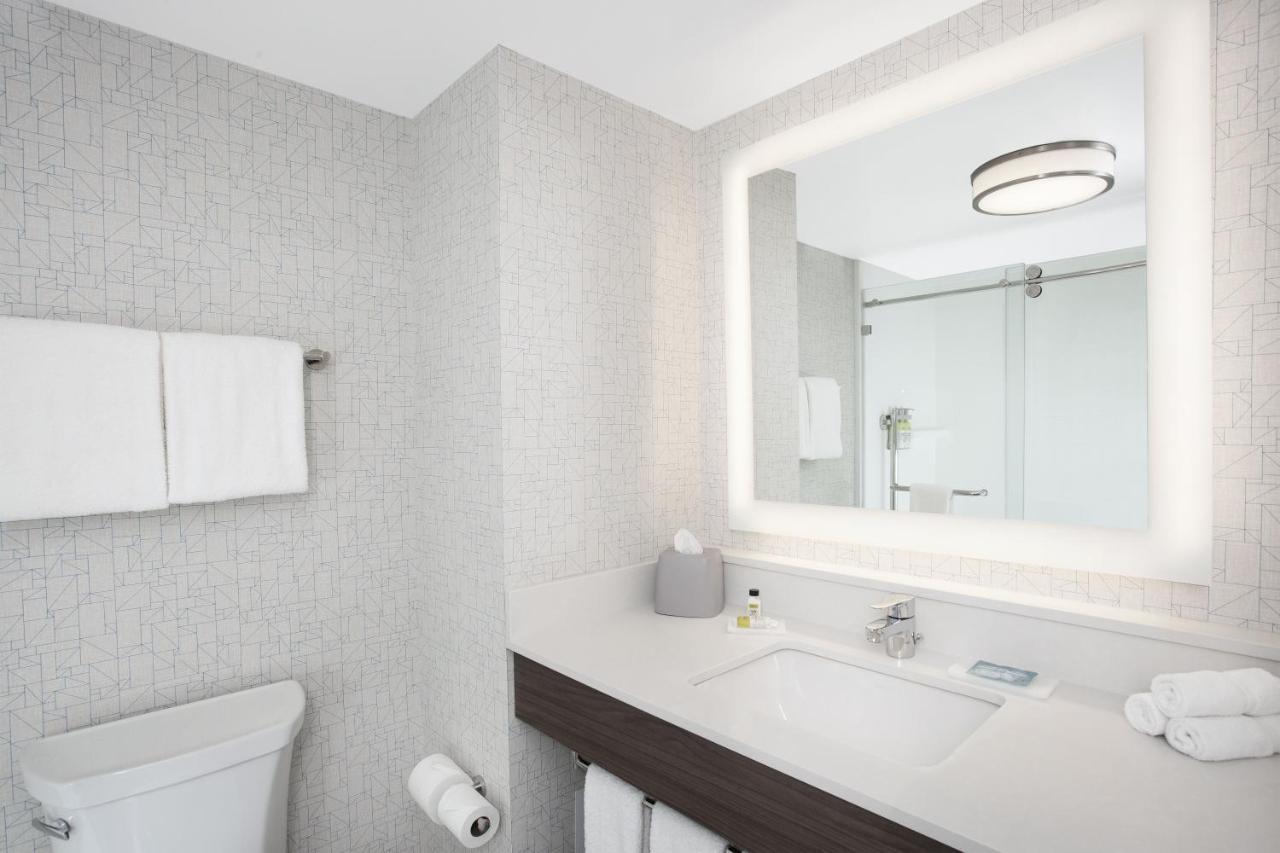 Holiday Inn Express Hotel & Suites Ottawa Airport By Ihg Exterior photo