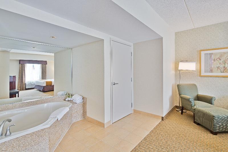 Holiday Inn Express Hotel & Suites Ottawa Airport By Ihg Exterior photo