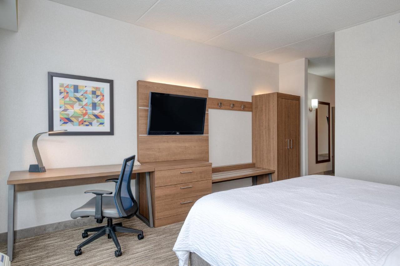 Holiday Inn Express Hotel & Suites Ottawa Airport By Ihg Exterior photo